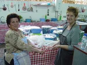 Preparando el conejo para el arroz - Barraca de la Pea Huertana El Pimiento - Bando de la Huerta - Fiestas de Primavera 2004