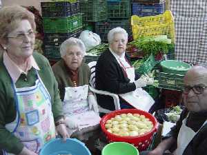 Pelando patatas - Barraca de la Pea Huertana El Pimiento - Bando de la Huerta - Fiestas de Primavera 2004