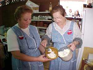 Preparando el ajo - Barraca de la Pea Huertana El Botijo - Bando de la Huerta - Fiestas de Primavera 2004