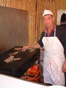 Trabajando en la plancha - Barraca de la Pea Huertana La Breva - Bando de la Huerta - Fiestas de Primavera 2004