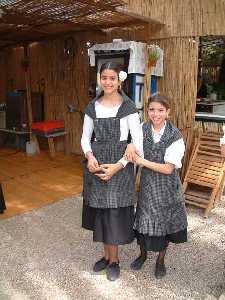 Jvenes camareras huertanas - Barraca de la Pea Huertana El Trillo - Bando de la Huerta - Fiestas de Primavera 2004