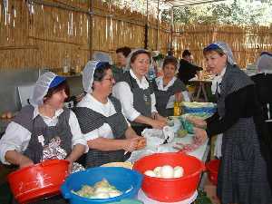 Preparando el conejo para el arroz - Barraca de la Pea Preparndo el conejo para el arroz - Barraca de la Pea Huertana El Trillo - Bando de la Huerta - Fiestas de Primavera 2004