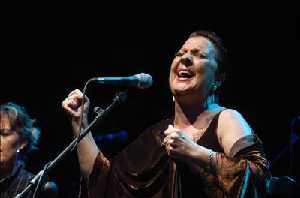 La cantaora jienense Carmen Linares durante su actuaci�n en la tercera gala flamenca del 44 Festival Internacional del Cante de las Minas 2004