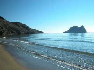 Playa de guilas con la isla del Fraile al fondo