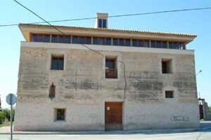 Vista frontal de la Torre de los Moros