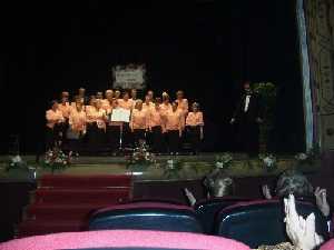 Actuaci�n de la coral en el teatro Vico de Jumilla