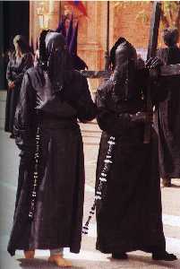Penitentes con t�nicas negras 