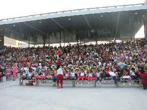 Gradas llenas de ni�os 