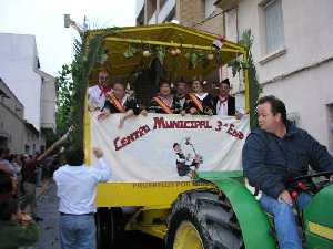 Carroza repartiendo regalos 