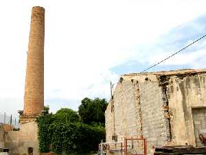 Chimenea con la Fbrica [Chimenea de la Fbrica de  Toms Colaa]