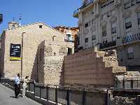 La Iglesia y la Muralla rabe 