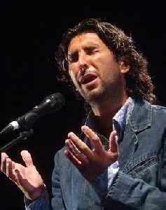 El cantaor onubense Arcangel durante su actuaci�n en el XLV Festival Internacional del Cante de las Minas