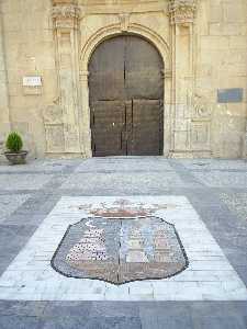 escudo y puerta