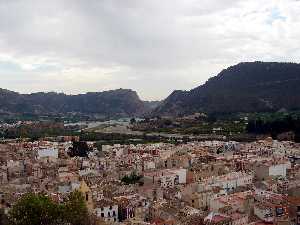 Blanca desde la Monta�a,al fondo embalse El Azud