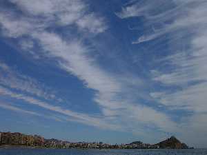 guilas bajo el cielo