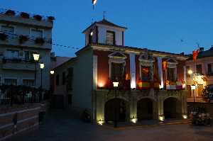 Fachada del Ayuntamiento de noche 