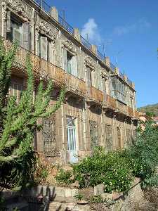 Vista de Fachada y Jardines 