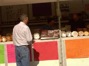 Puesto de venta de pan de higo en el mercadillo de Todos los Santos en la Plaza de San Pedro de Murcia