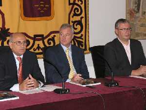 Ramn Luis Valcrcel junto a Jos Antonio Ruiz Vivo y el Presidente de la Asociacin