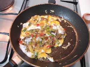 Cuajando el huevo con las verduras 