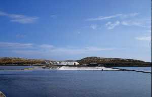 Figura 2. En las salinas costeras se obtienen y comercializan las sales disueltas en el agua de mar