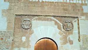 Los Dos Escudos Nobiliarios de los de Villena[Iglesia de San Andrs Mazarrn]