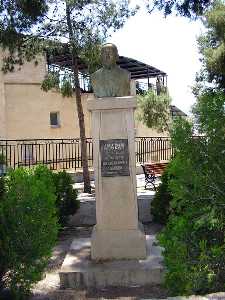 Monumento a Nicol�s G�mez[Ermita de los Santos M�dicos de Abar�n]