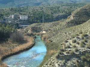 El Segura a su salida de Almadenes. Al fondo El Gorgotn