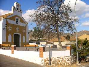 Vista de la Fachada Principal con la Plaza 