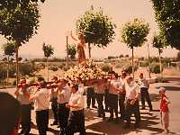 J�venes en procesi�n 