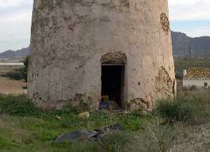 Vista de la puerta de acceso al molino