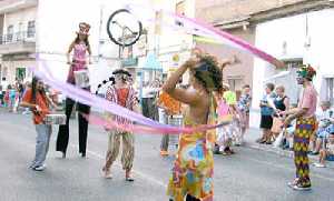 Animada escena de un grupo en el desfile de 2005 