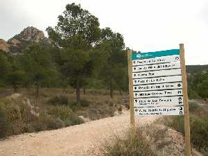 Muestra de un cartel indicador del Parque en el cruce de las 4 Caras. Sierra de la Pila.