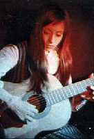 Mari Trini Tocando la Guitarra 