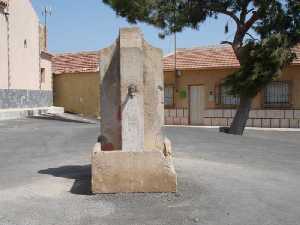 Fuente de agua junto a la iglesia 