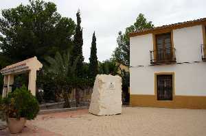 Plaza de los Valientes junto a la Iglesia 