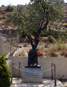 Monumento a Paco Rabal en la Cuesta de Gos 