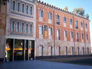 Fachada principal  del Centro P�rraga