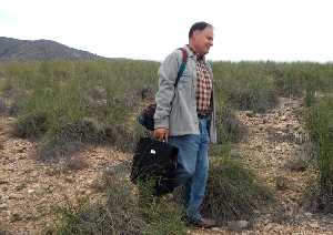 Cayetano Herrero est trabajando en el estudio y localizacin, de los petroglifos del trmino de Jumilla. 