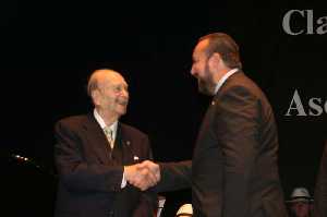 De Heras entrega la insignia a Carlos Valc�rcel