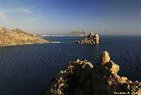 Figura 24. Punta Cambrn y la isla del Fraile cerrando la baha por el norte, con cabo Cope al fondo 