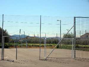 Vista de las pistas deportivas junto al local social