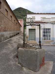 Pozo y vista del cabezo del Esparragal