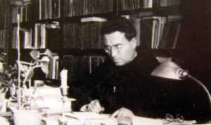 El padre Isidoro en su despacho