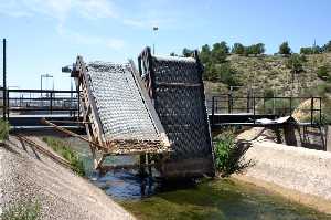 Estructura de limpieza del agua del canal