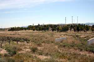 Zona de campo de entrenamiento militar en desuso