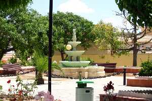 Fuente y jardn de la plaza del pueblo[Barqueros]