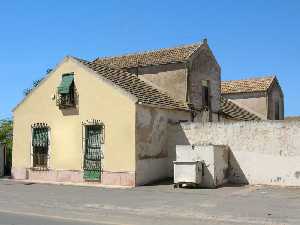 Casa junto a una carpintera