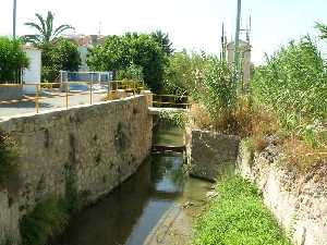 Detalle de un pequeo puente en la acequia de Barreras