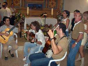 Coro cantando en la misa de celebracin